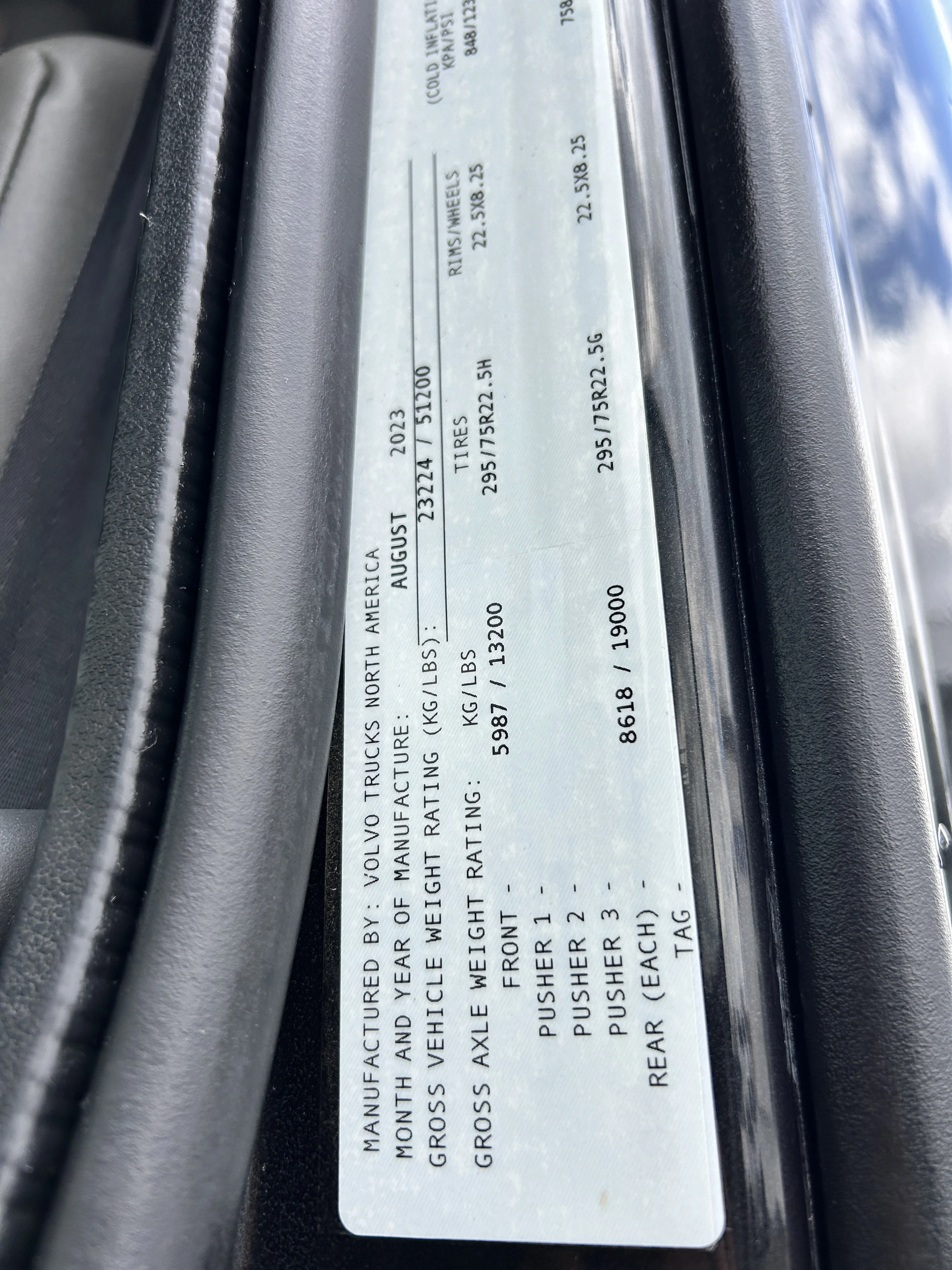 2024 Volvo VNL 860 - image 17