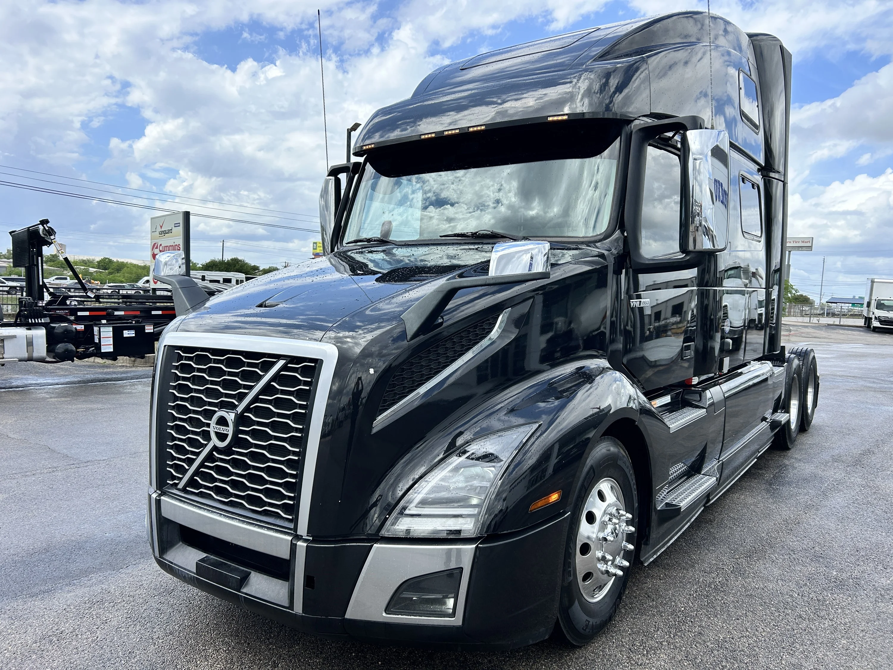 2024 Volvo VNL 860 - image 1