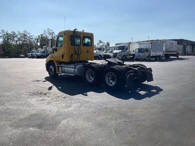 2019 Freightliner Cascadia in Tampa, FL — photo 5