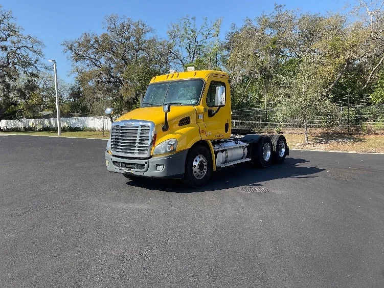 2019 Freightliner Cascadia in Tampa, FL — photo 3
