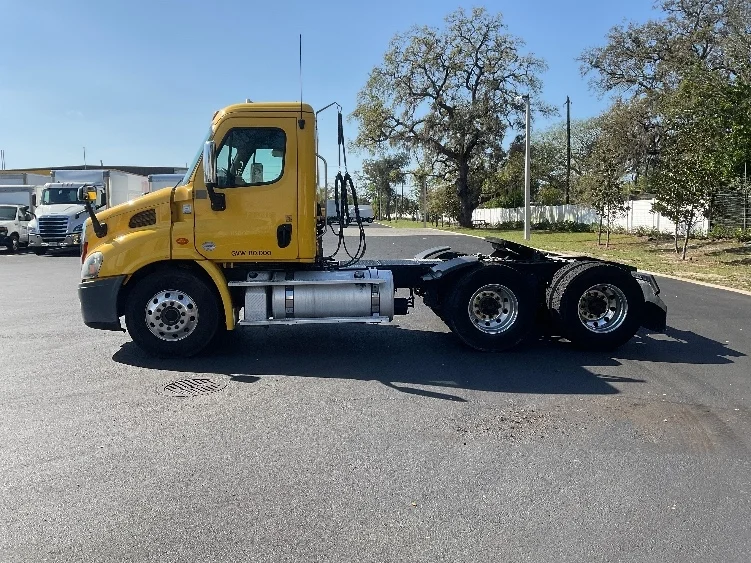 2019 Freightliner Cascadia in Tampa, FL — photo 4