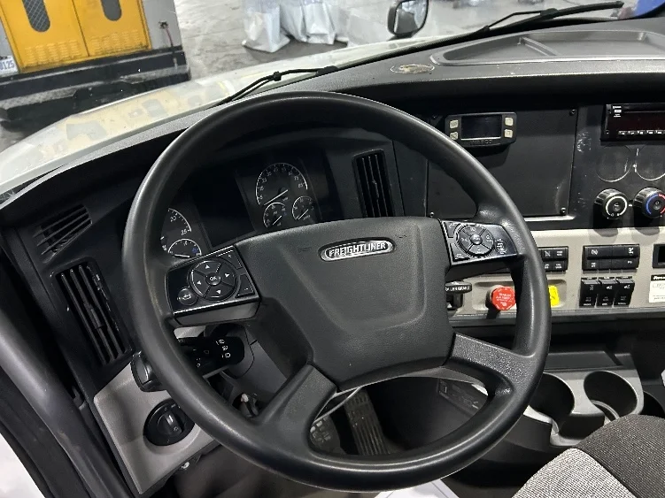 2020 Freightliner Cascadia - image 10