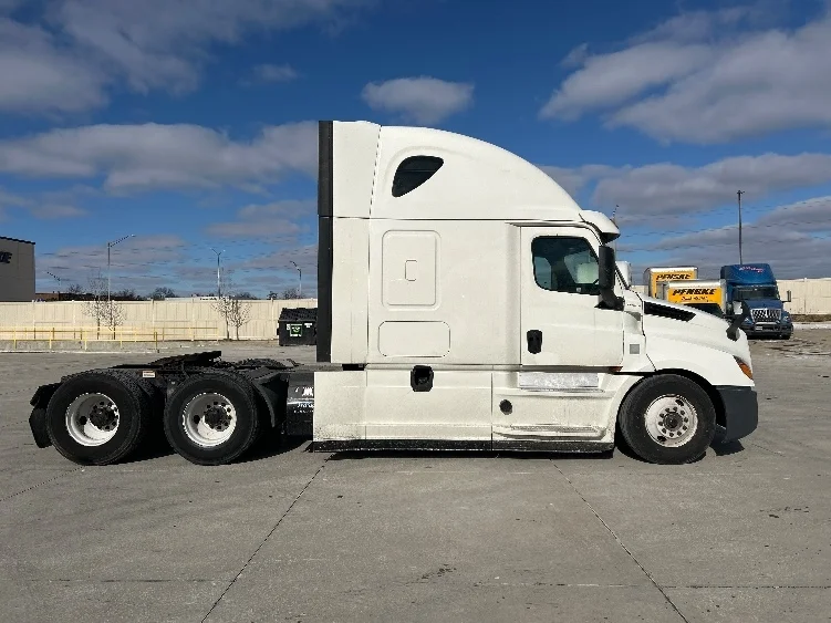2020 Freightliner Cascadia - image 8