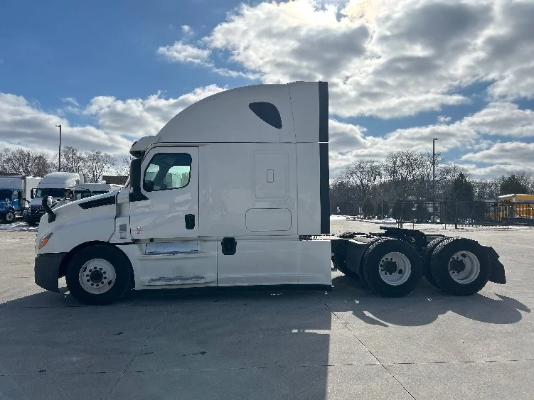 2020 Freightliner Cascadia - image 4