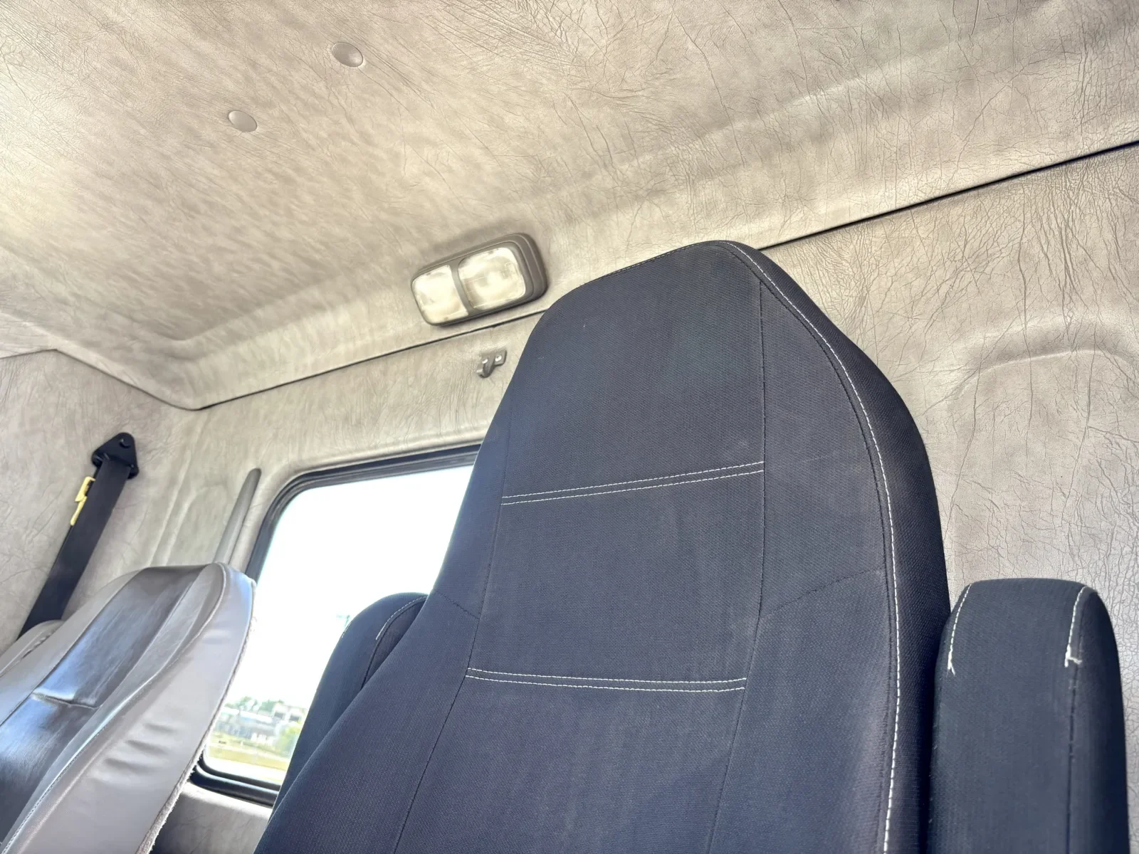 2005 Kenworth - image 19