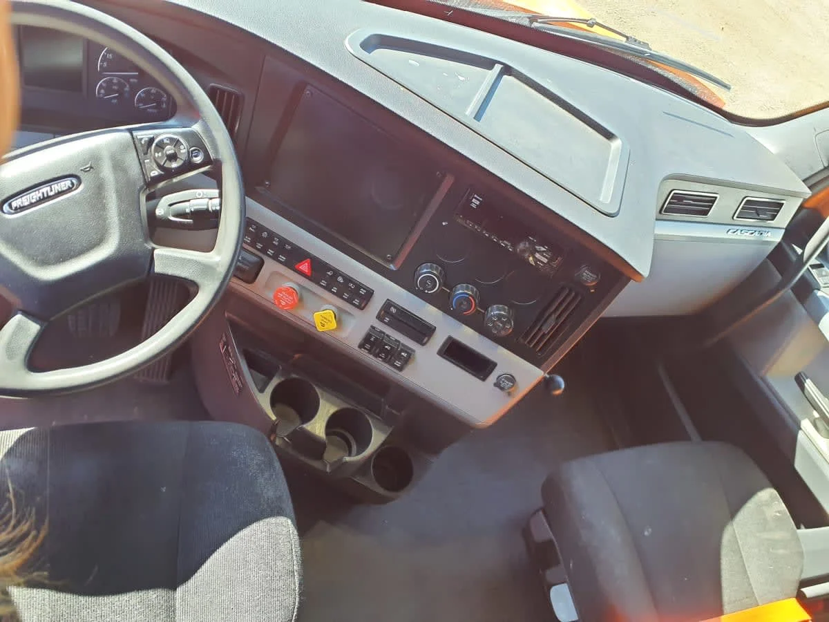 2019 Freightliner Cascadia - image 7