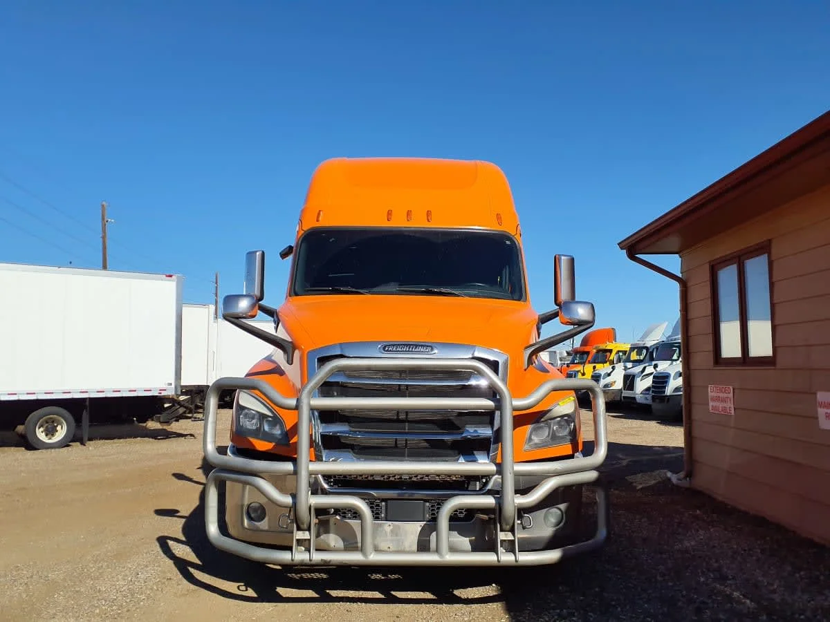 2019 Freightliner Cascadia - image 2