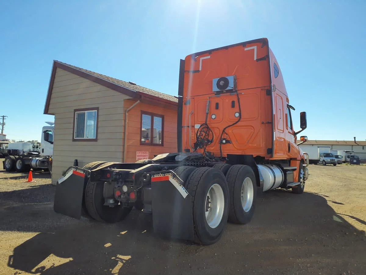 2019 Freightliner Cascadia - image 4
