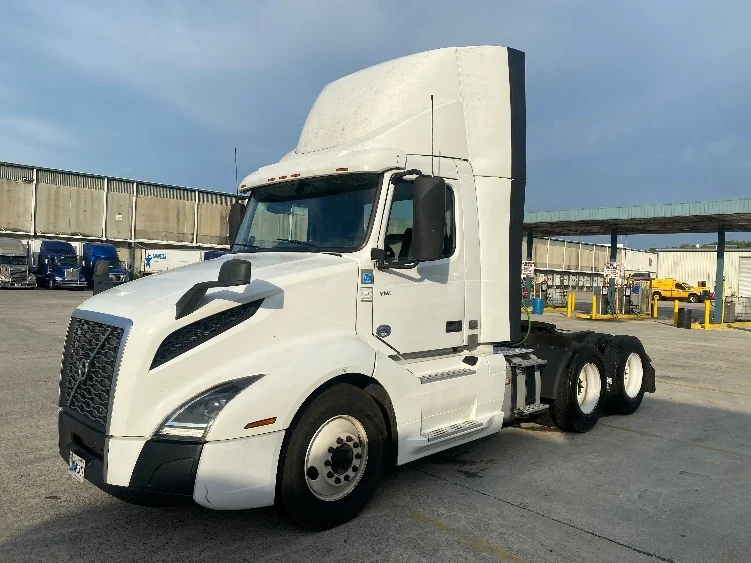 2020 Volvo VNL 300 - image 3