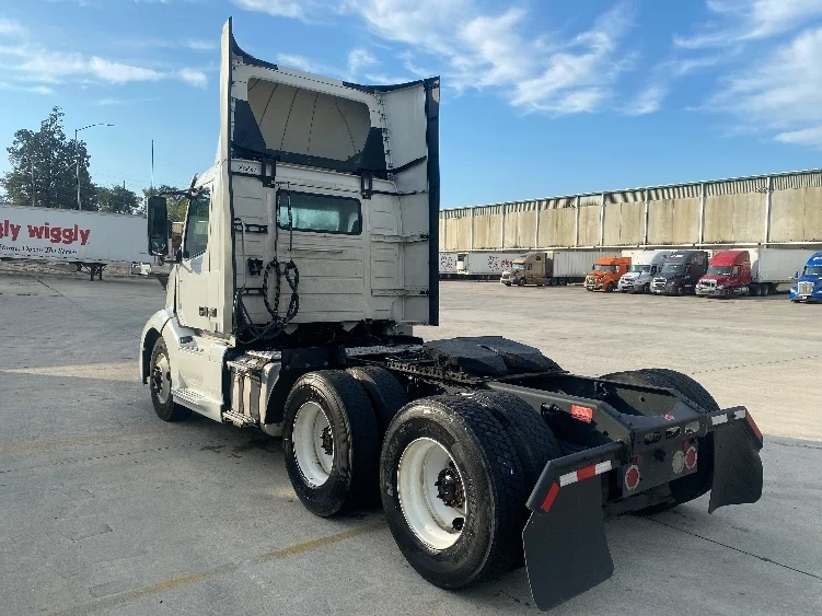 2020 Volvo VNL 300 - image 5