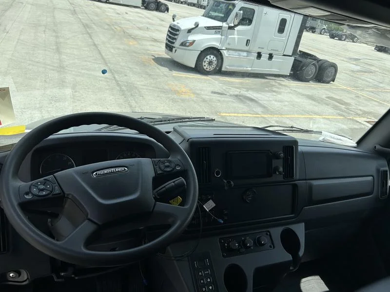 2027 Freightliner M2 106 in Columbus, OH — photo 8
