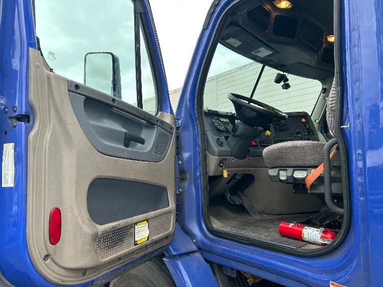 2020 Freightliner Cascadia - image 9