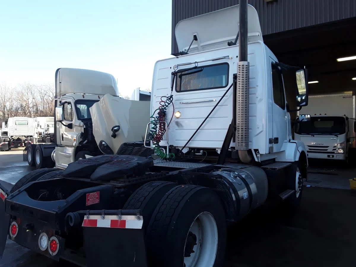 2016 Volvo VNL 860 in Kansas City, MO — photo 4