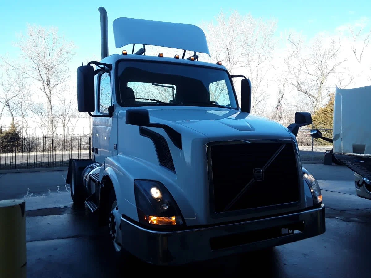 2016 Volvo VNL 860 in Kansas City, MO — photo 3