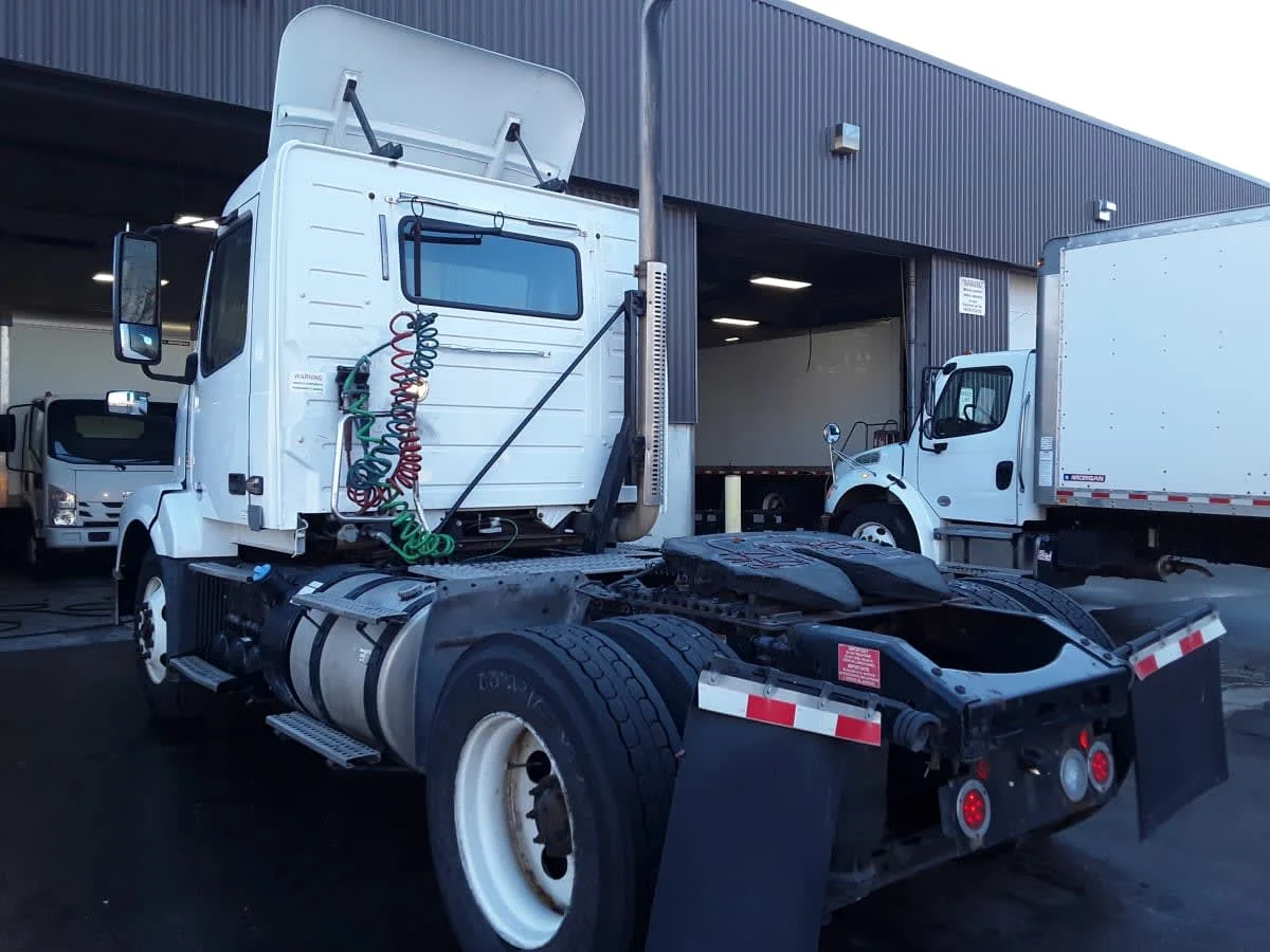 2016 Volvo VNL 860 in Kansas City, MO — photo 6