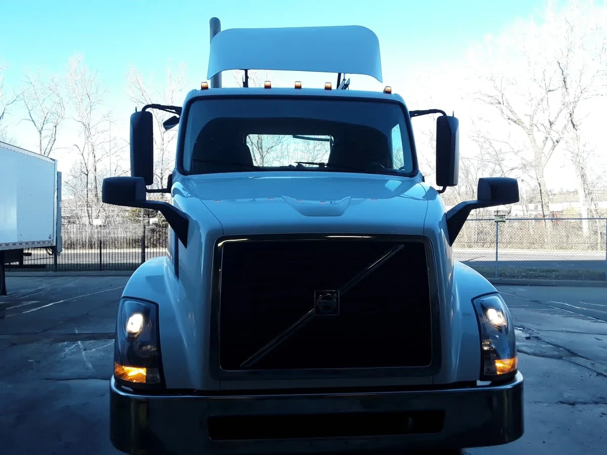 2016 Volvo VNL 860 in Kansas City, MO — photo 2