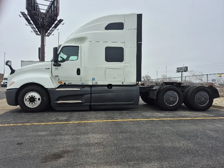 2023 International LT - image 4