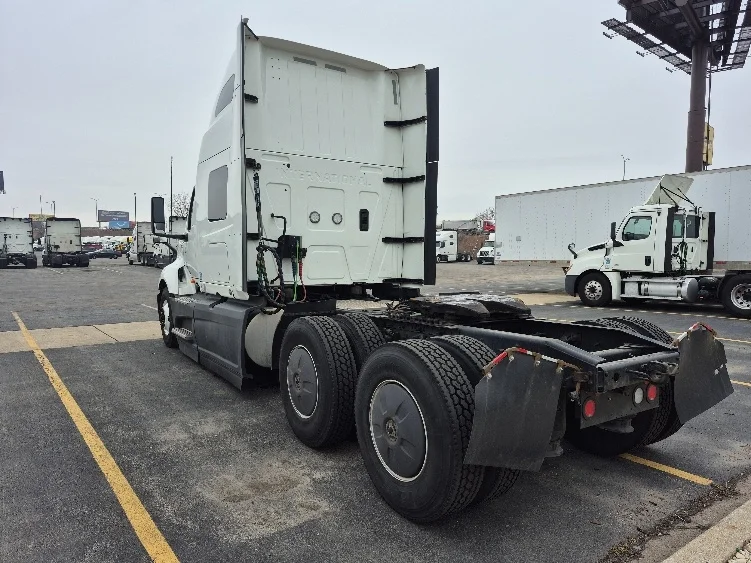 2023 International LT - image 5