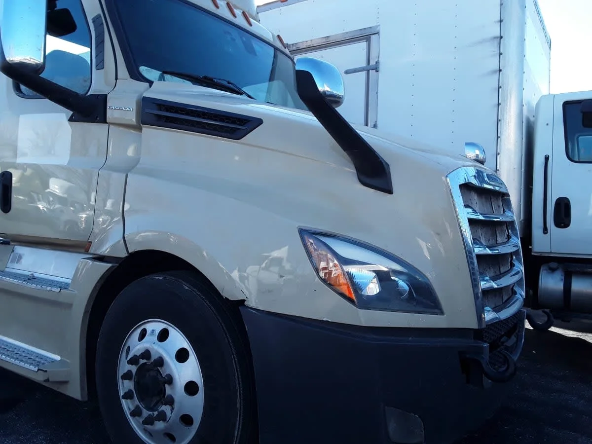 2020 Freightliner Cascadia - image 3