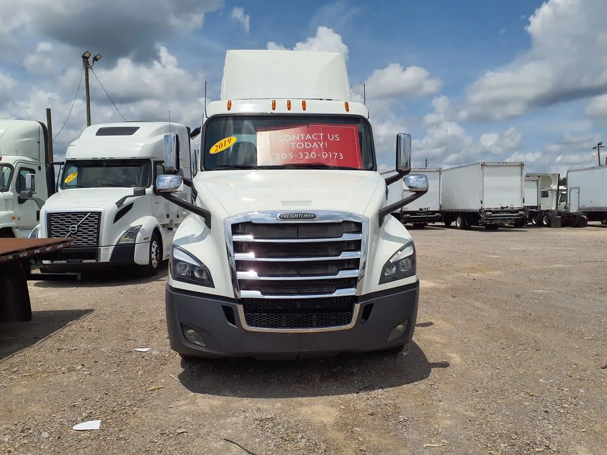 2019 Freightliner Cascadia in Birmingham, AL — photo 2