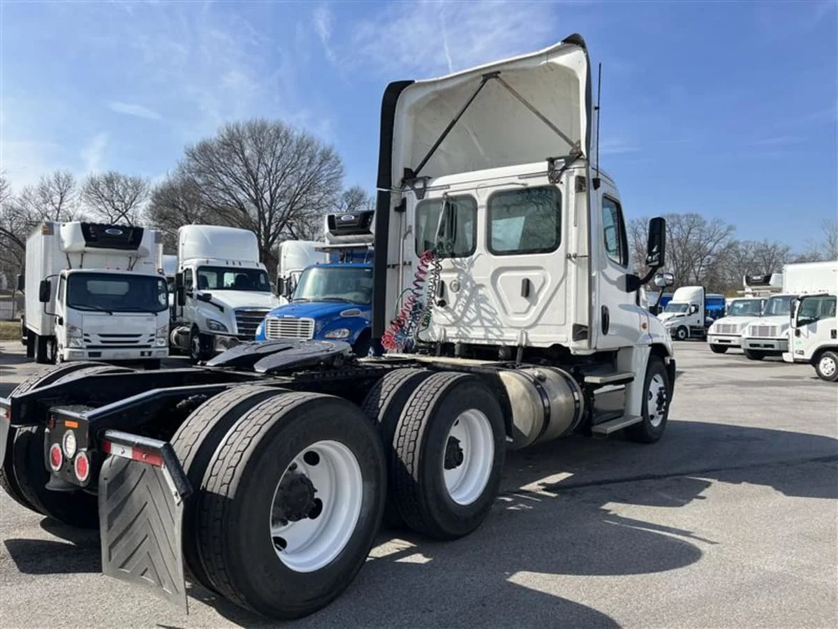 2019 Freightliner Cascadia in Beltsville, MD — photo 4