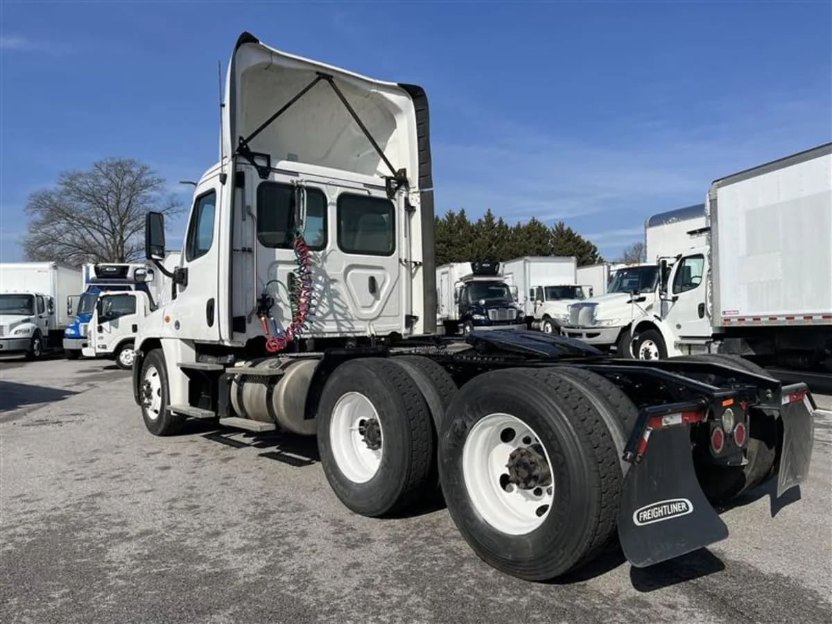 2019 Freightliner Cascadia - image 6
