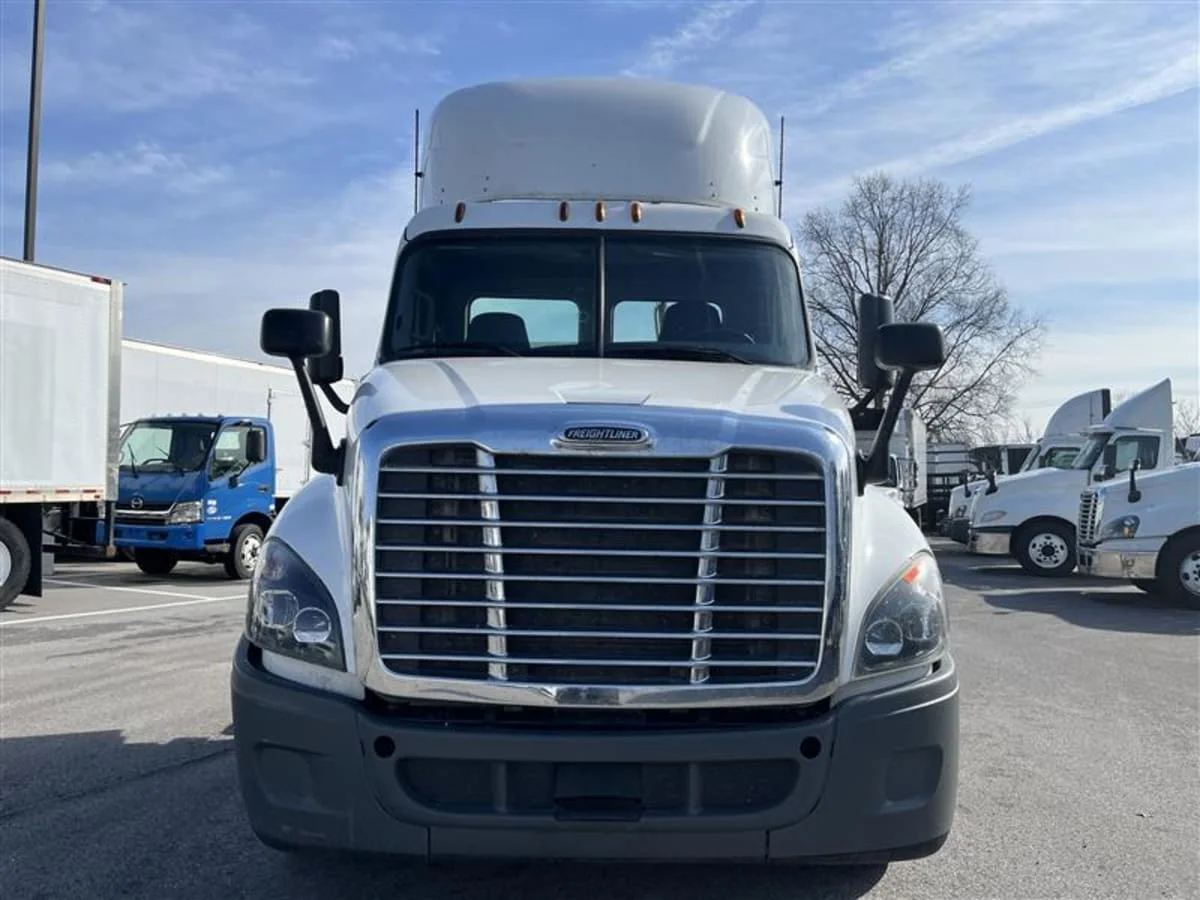 2019 Freightliner Cascadia in Beltsville, MD — photo 2