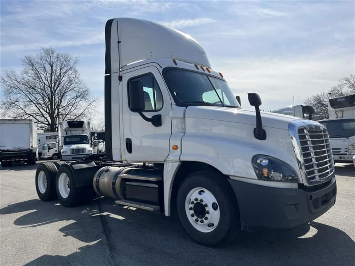 2019 Freightliner Cascadia - image 3