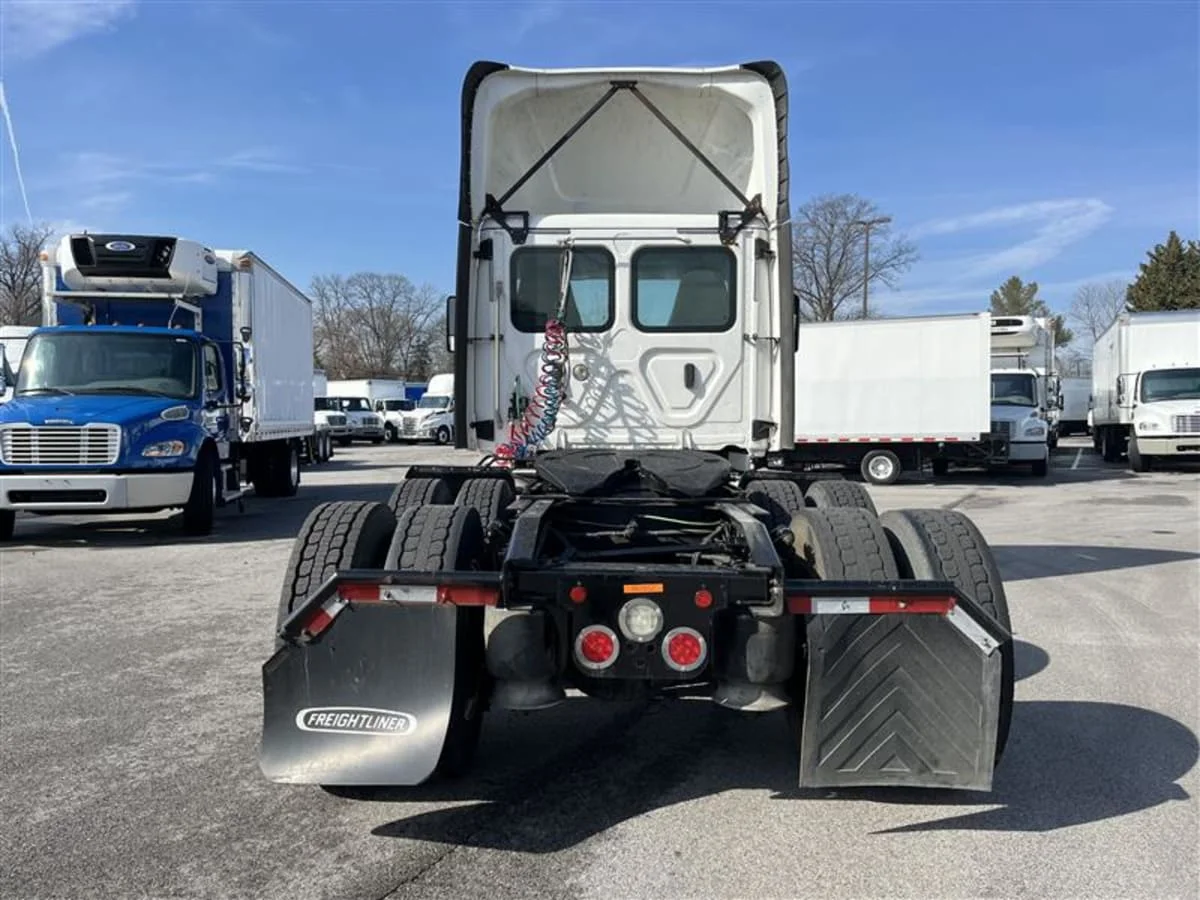 2019 Freightliner Cascadia - image 5