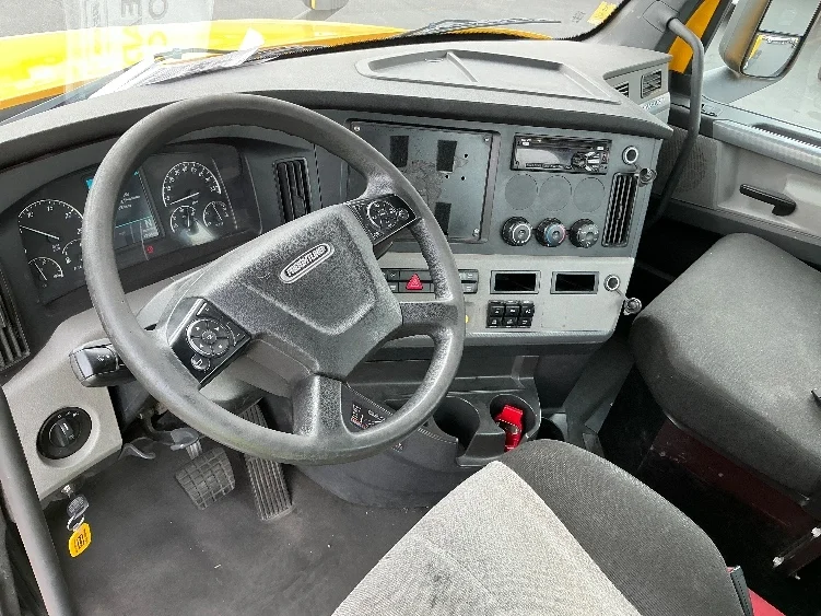 2020 Freightliner Cascadia - image 10