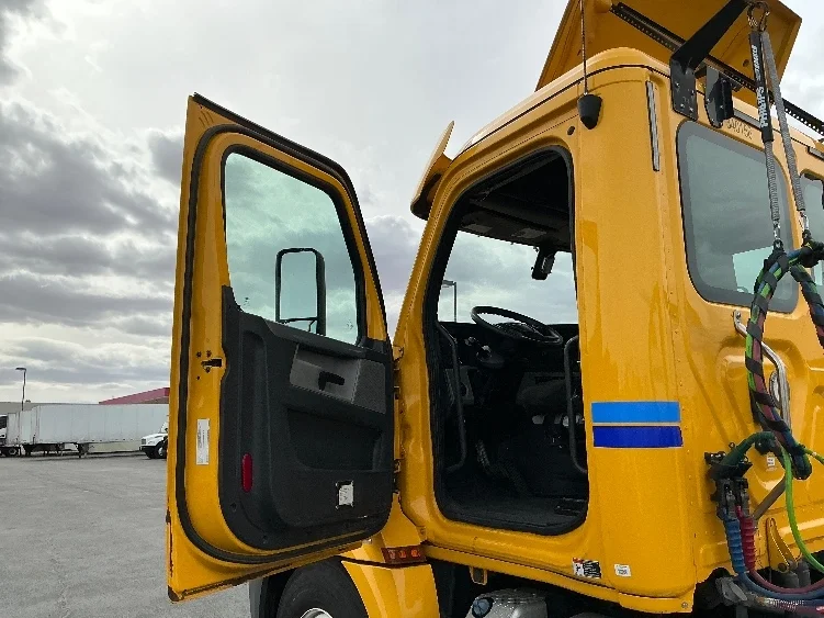 2020 Freightliner Cascadia in Las Vegas, NV — photo 9