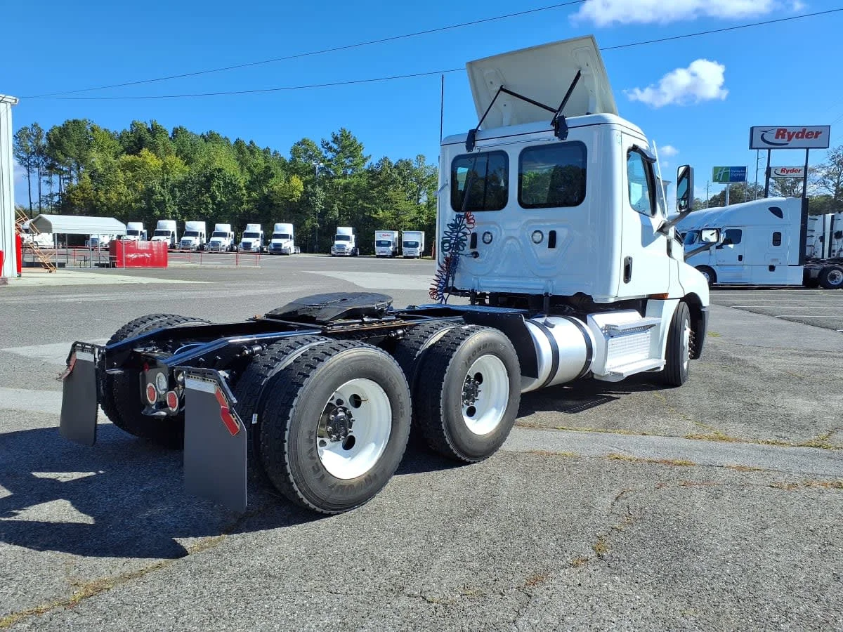 2022 Freightliner Cascadia - image 4