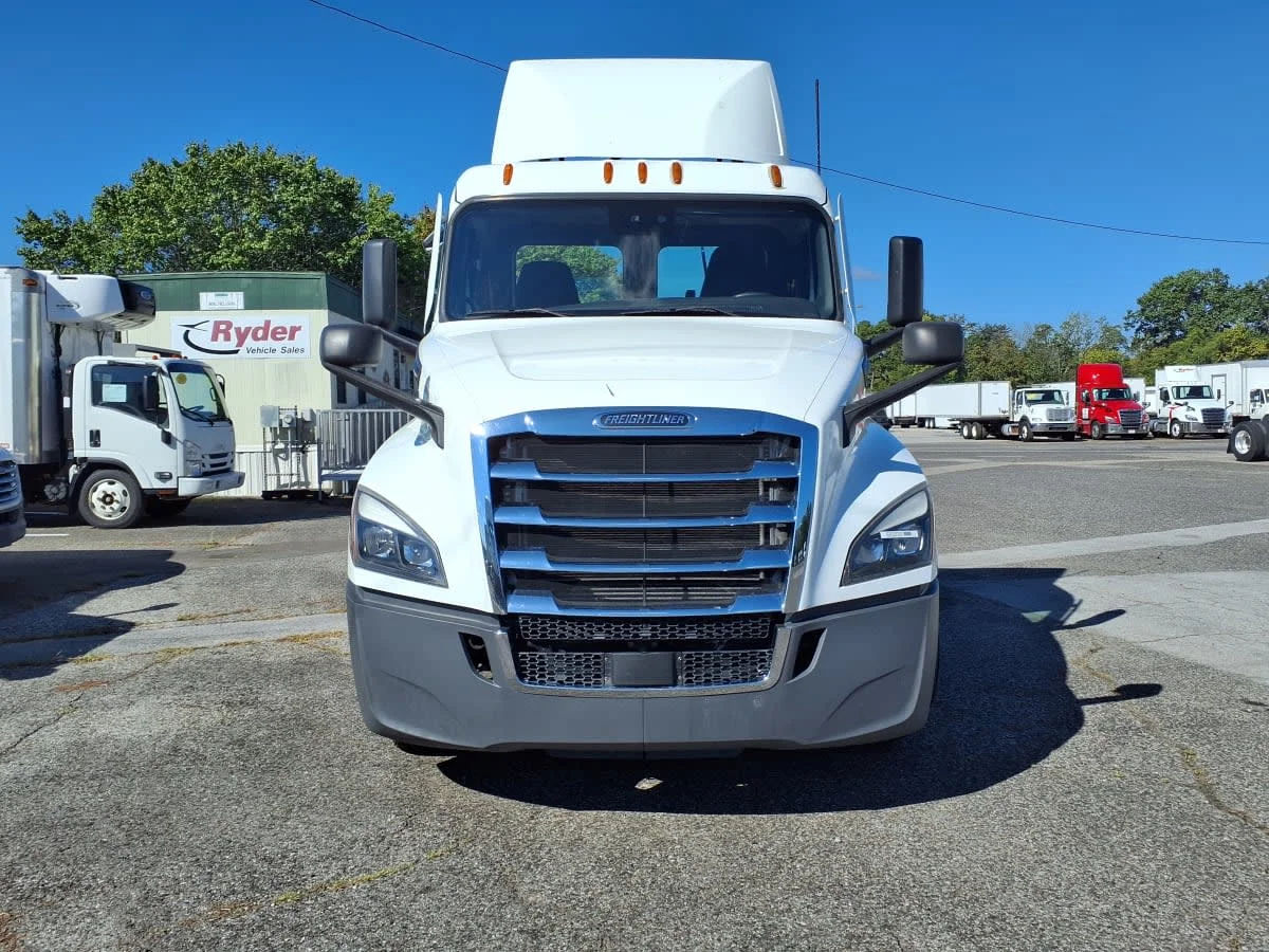 2022 Freightliner Cascadia - image 2