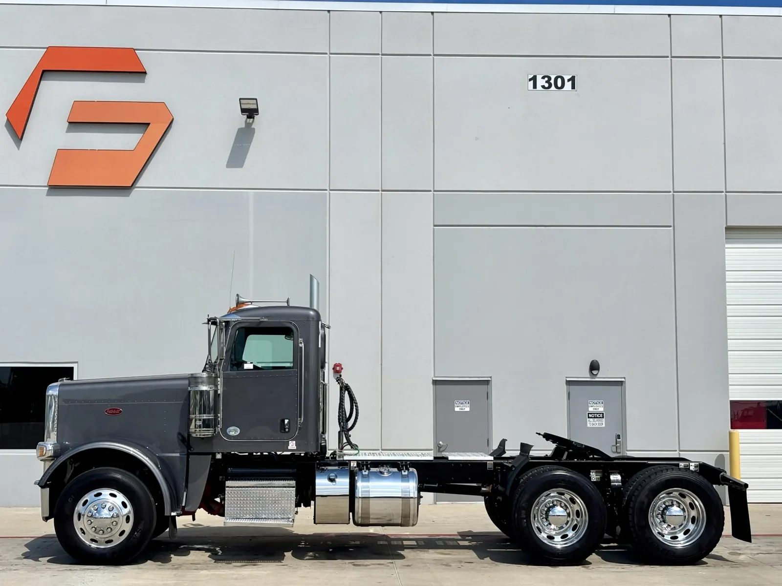 2022 Peterbilt 389 - image 4