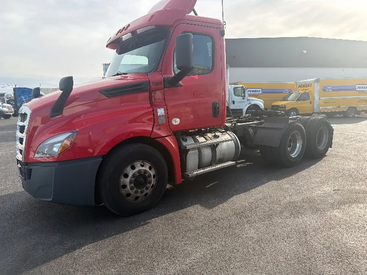 2019 Freightliner Cascadia in Linden, NJ — photo 3