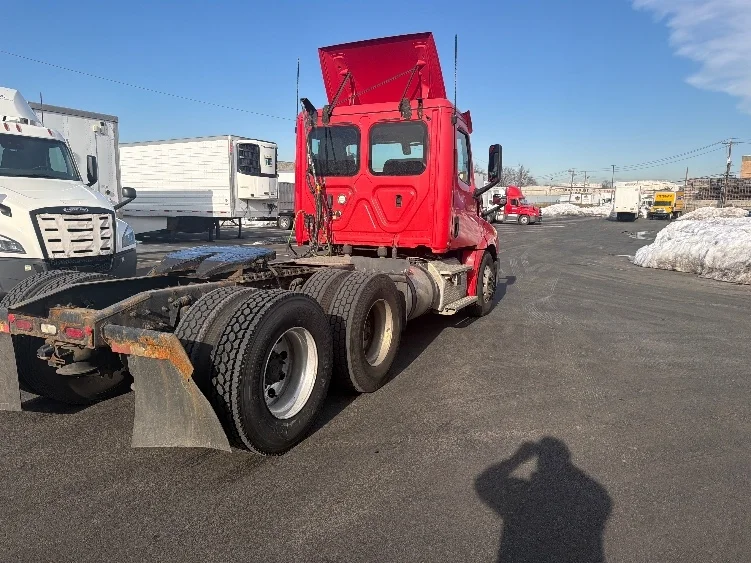2019 Freightliner Cascadia in Linden, NJ — photo 7