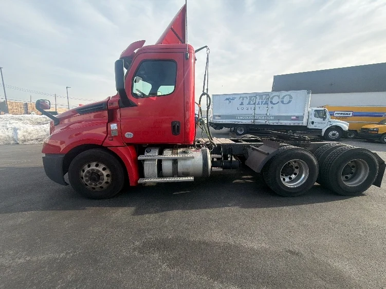 2019 Freightliner Cascadia in Linden, NJ — photo 4