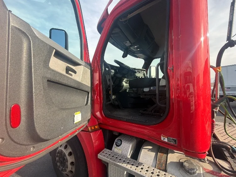 2019 Freightliner Cascadia in Linden, NJ — photo 9