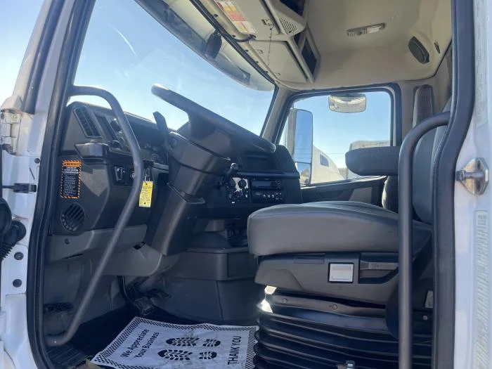 2020 Volvo VNL 300 - image 12