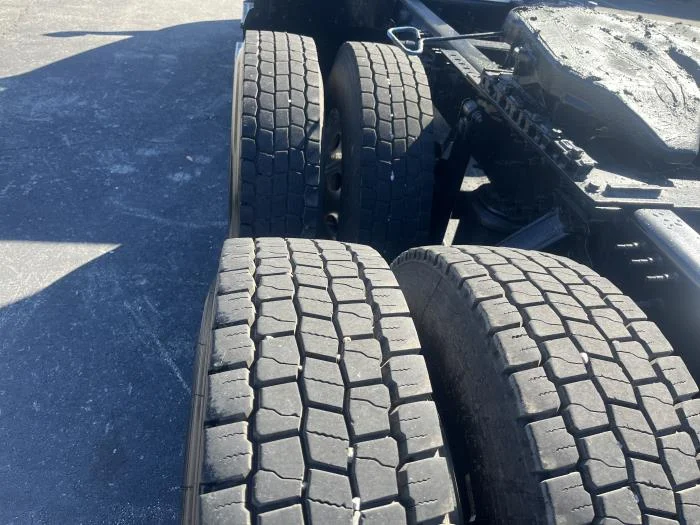 2020 Volvo VNL 300 - image 8