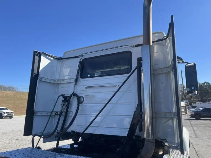 2020 Volvo VNL 300 - image 10