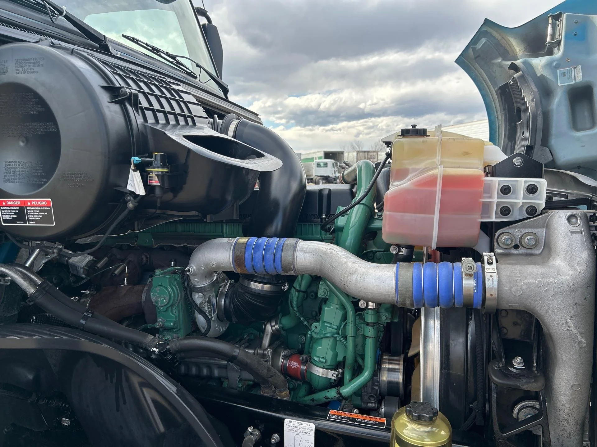 2019 Volvo VNL 860 - image 8