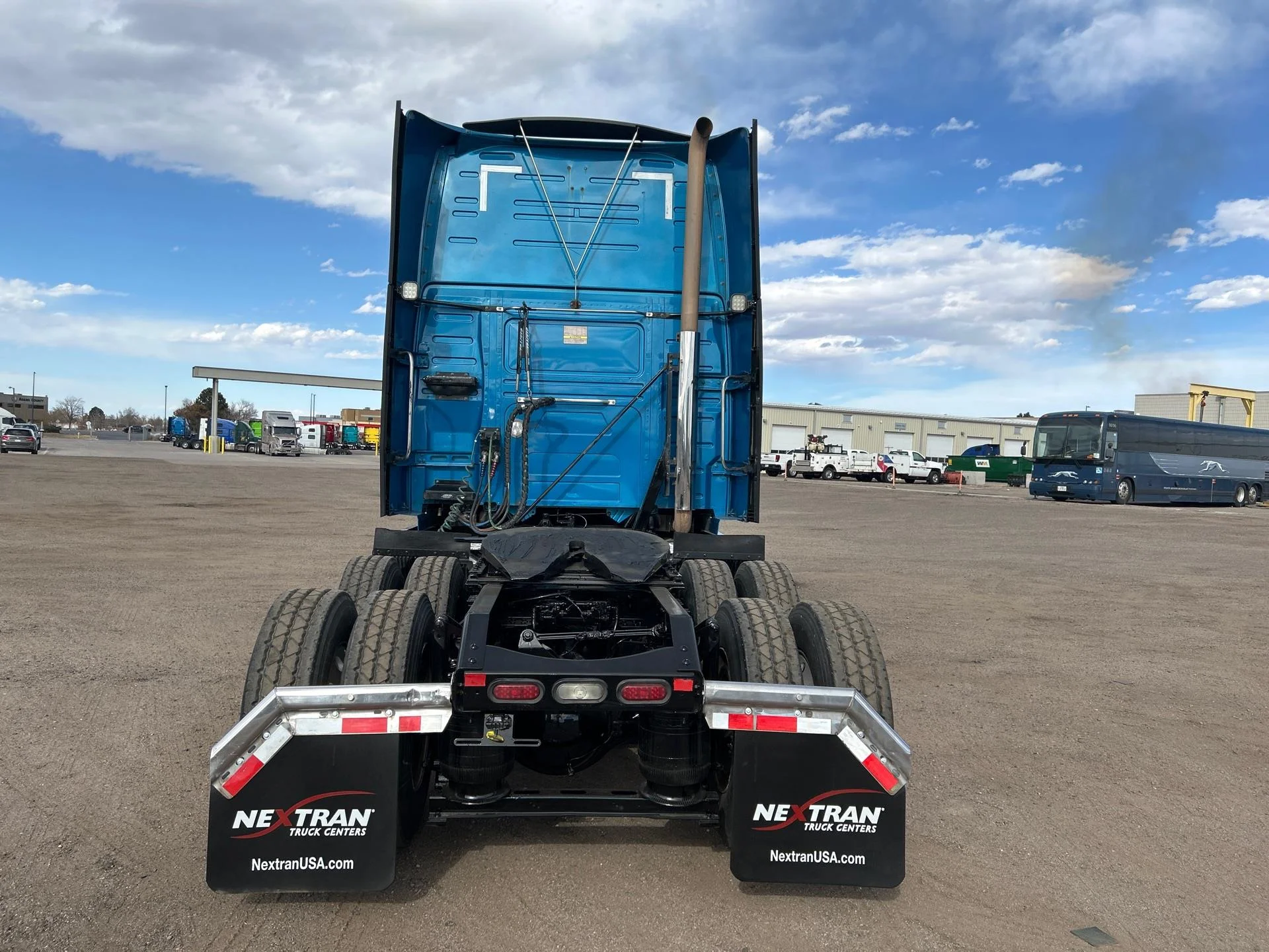 2019 Volvo VNL 860 - image 3