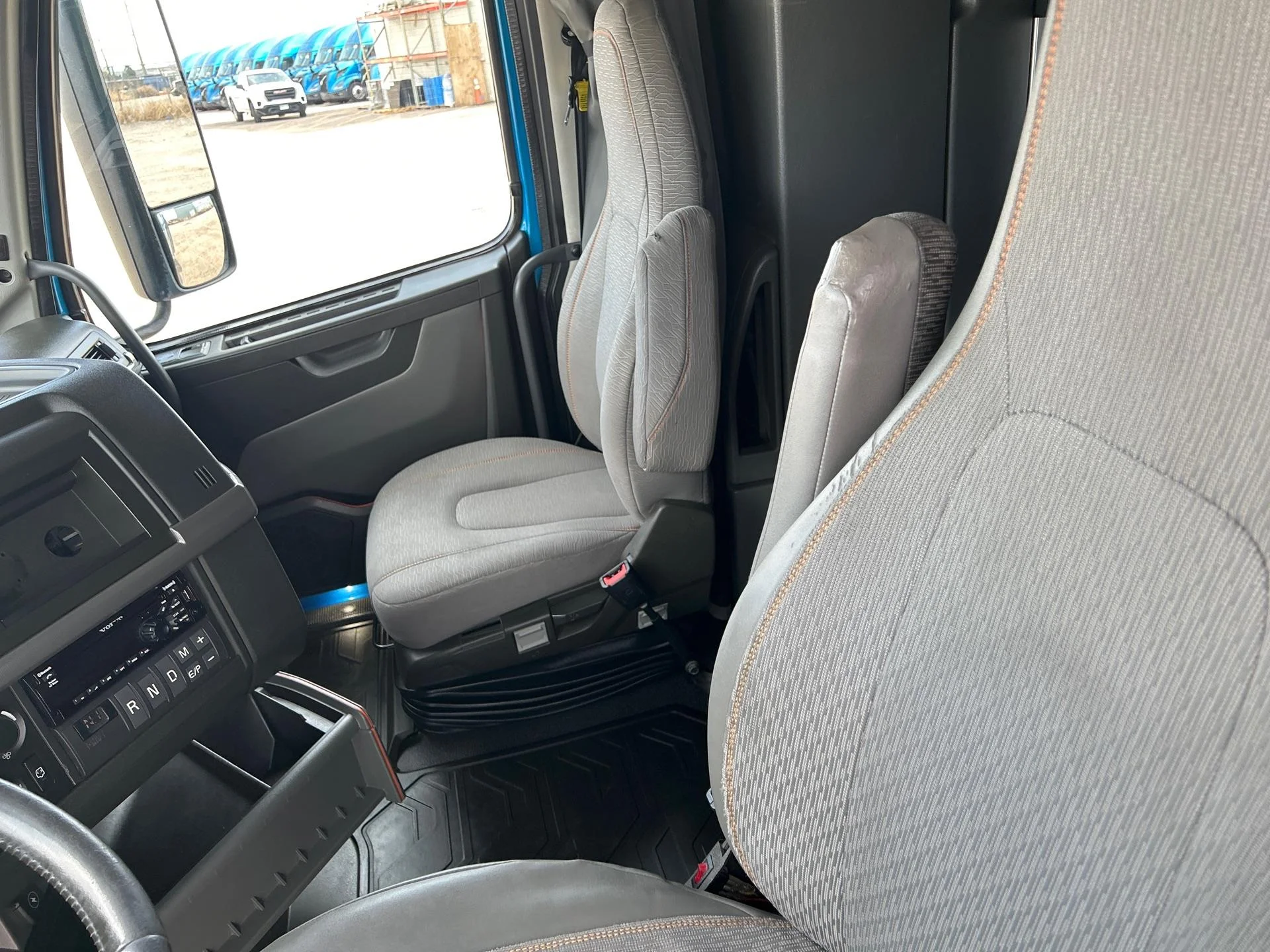 2019 Volvo VNL 860 - image 13