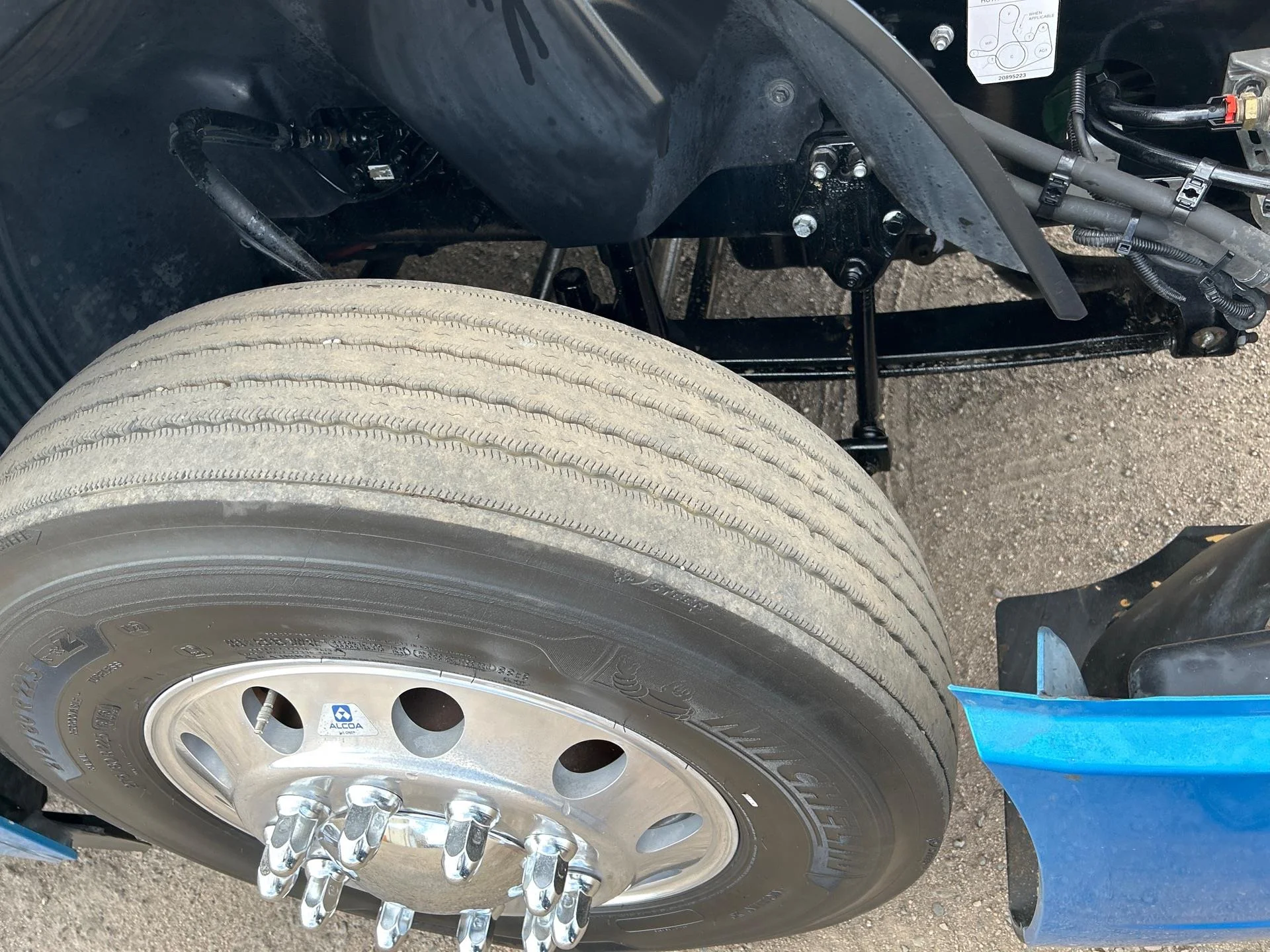 2019 Volvo VNL 860 - image 9