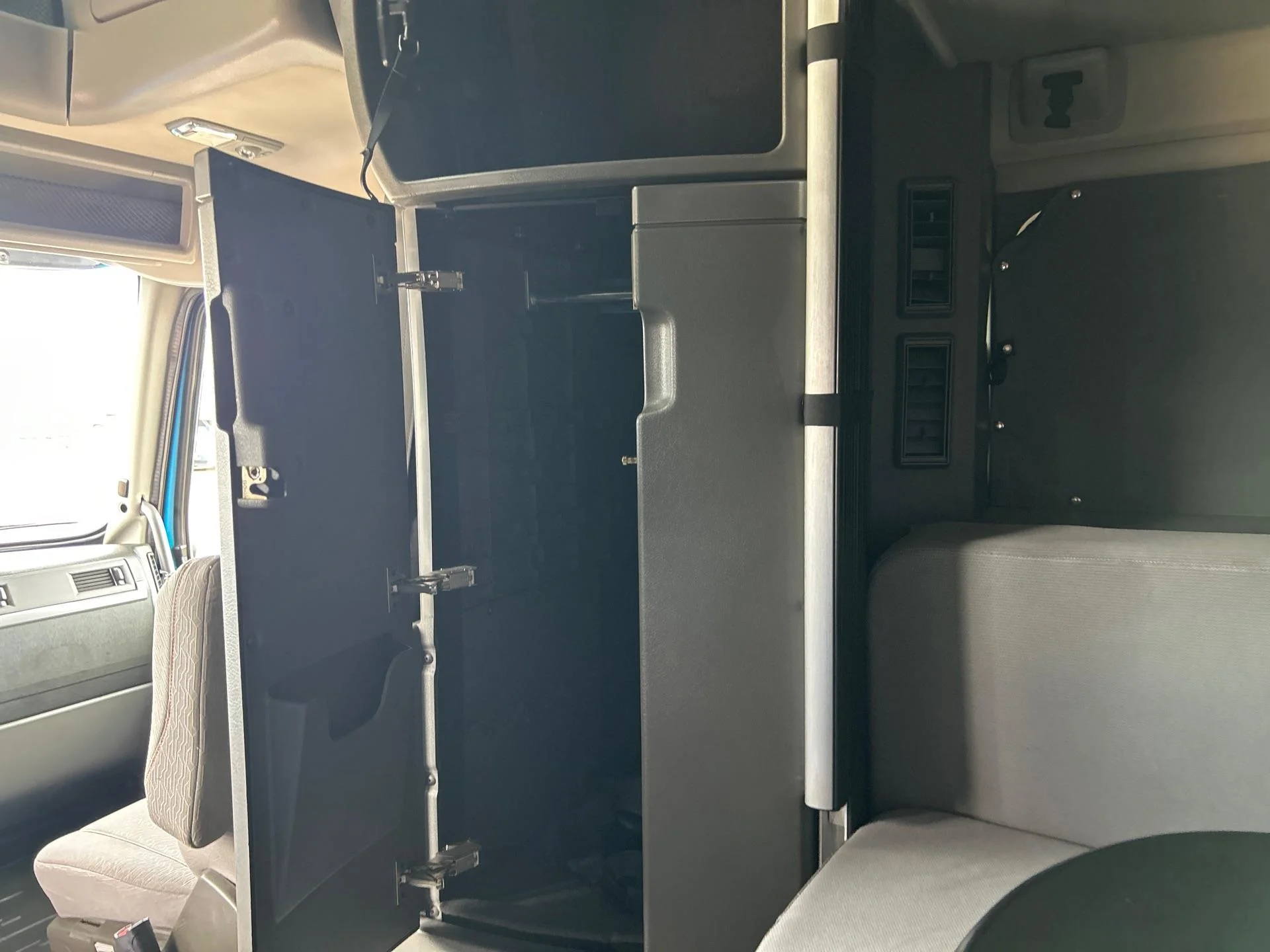 2019 Volvo VNL 860 - image 18