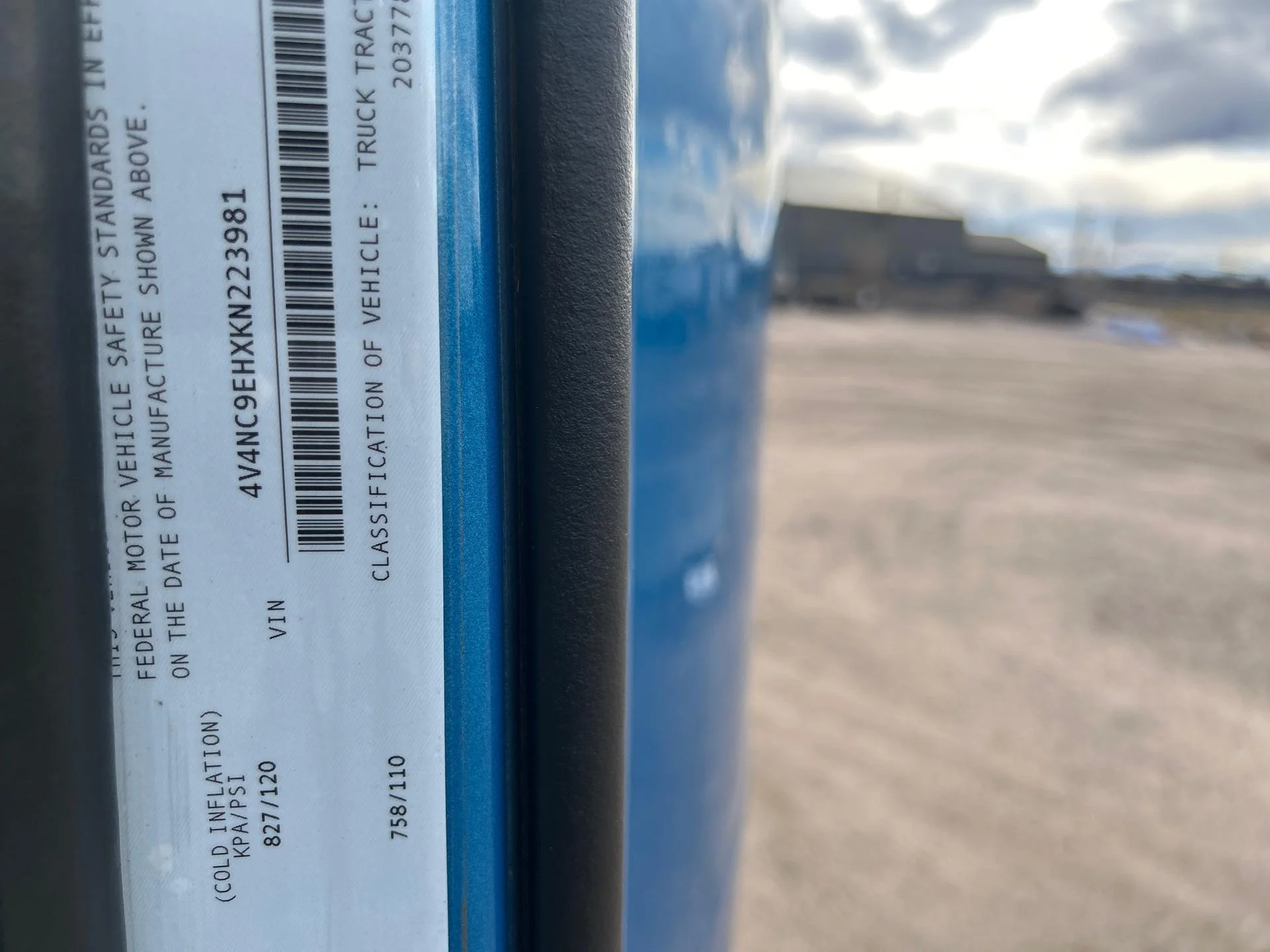 2019 Volvo VNL 860 - image 24