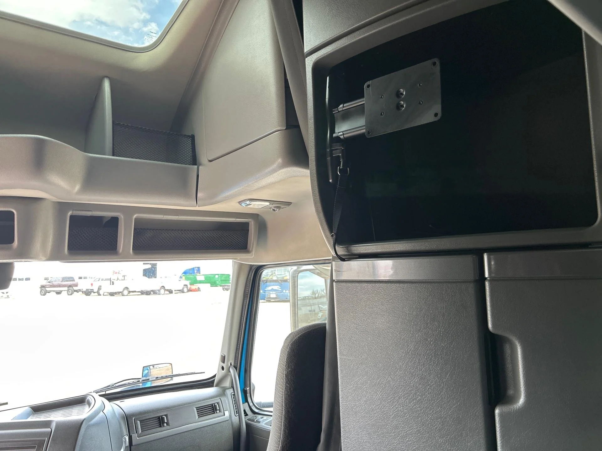 2019 Volvo VNL 860 - image 19