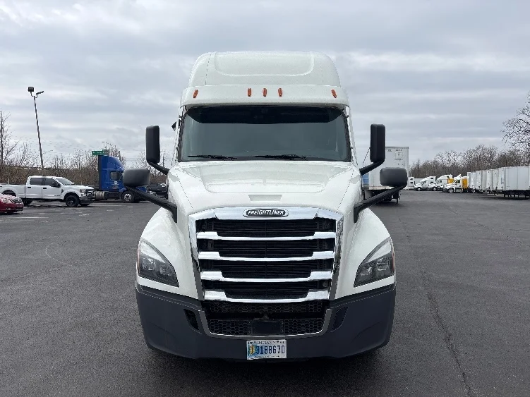 2022 Freightliner Cascadia in Indianapolis, IN — photo 2