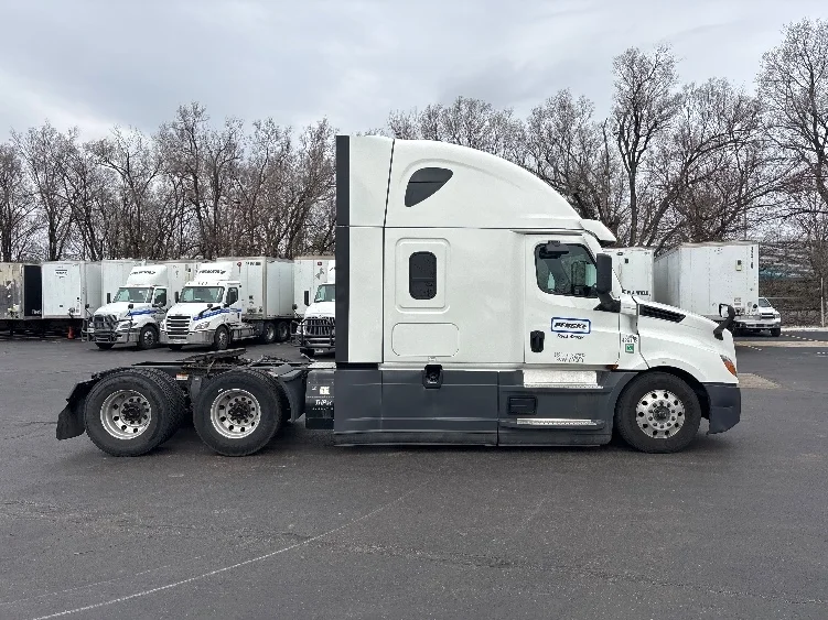 2022 Freightliner Cascadia in Indianapolis, IN — photo 8